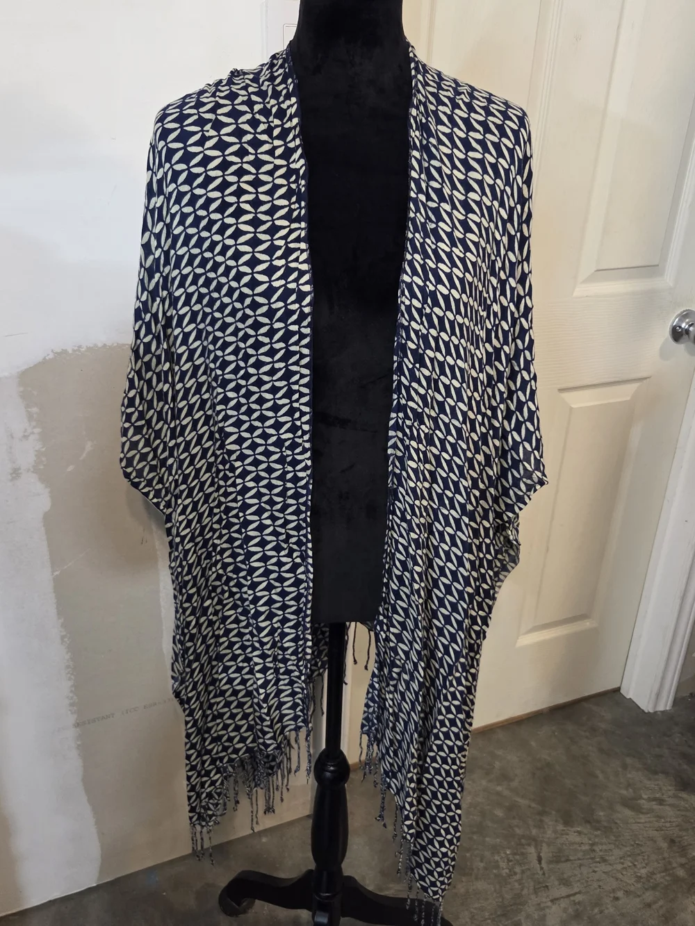 Jules Smith Navy White Geometric Fringe Kimono Open Shawl Poncho Swim Cover - Picture 11 of 11